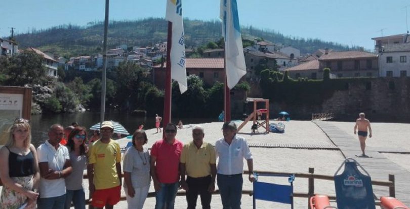 Praia Fluvial de Avo hasteou bandeiras Praia Acessvel e Praia da Rede de Aldeias do Xisto